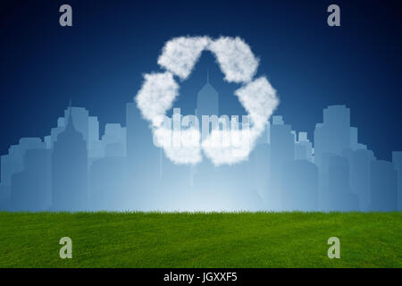 Recycling-Symbol aus Wolken Stockfoto