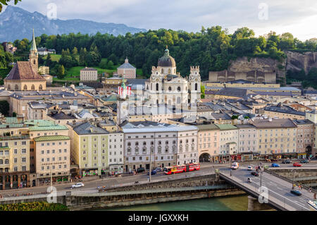 Staatsbrücke, Rudolfskai, Griesgasse, Stiftskirche (Kollegienkirche) und St.-Peter Abtei (Stift Sankt Peter) fotografiert von der Kapuziner-Mona Stockfoto