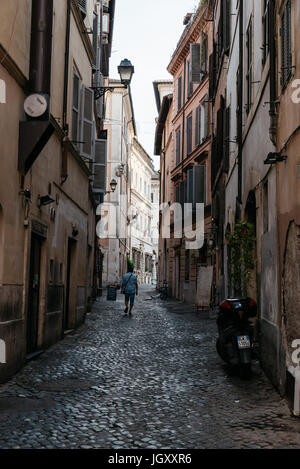 Rom, Italien, 18. August 2016: Straße im historischen Zentrum von Rom in einem sonnigen Sommertag. Stockfoto