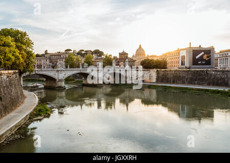 Rome, Italien - 18, 2016 August: malerische Aussicht auf Vatikanstadt bei Sonnenuntergang von der Brücke von Castel Sant Angelo. Stockfoto