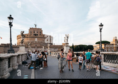 Rom, Italien - 18. August 2016: Brücke und Mausoleum Castel Sant Angelo bei Sonnenuntergang. Das Mausoleum des Hadrian, normalerweise bekannt als Castel Sant'Angelo ist eine Stockfoto