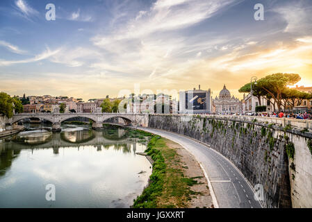 Rom, Italien - 18. August 2016: Panoramablick der Vatikanstadt bei Sonnenuntergang von Brücke von Castel Sant Angelo. Stockfoto