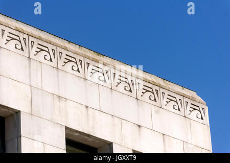 Art-Deco-ägyptische Wiederbelebung Dekoration auf dem Dach des Vancouver City Hall Gebäudes abgeschlossen im Jahr 1936, Vancouver, Britisch-Kolumbien, Kanada Stockfoto