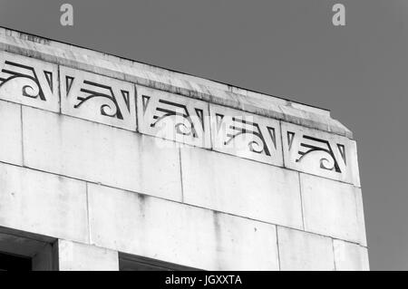 Art-Deco-ägyptische Wiederbelebung Dekoration auf dem Dach des Vancouver City Hall Gebäudes abgeschlossen im Jahr 1936, Vancouver, Britisch-Kolumbien, Kanada Stockfoto