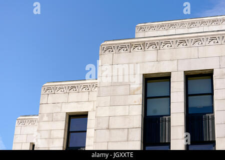 Art-Deco-ägyptische Wiederbelebung Dekoration auf dem Dach des Vancouver City Hall Gebäudes abgeschlossen im Jahr 1936, Vancouver, Britisch-Kolumbien, Kanada Stockfoto