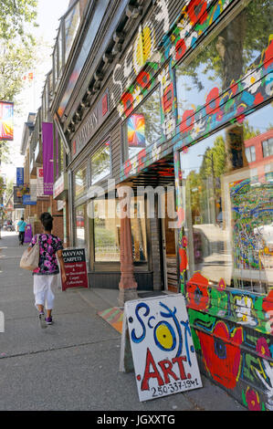 Frau zu Fuß vorbei an bunt bemalten Fassade des Kunst-Shop Galerie weiterfahren, South Granville Street, Vancouver, Britisch-Kolumbien Stockfoto