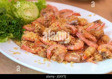 Garnelen mit Knoblauch und Dill auf weißen Teller gekocht hautnah Stockfoto