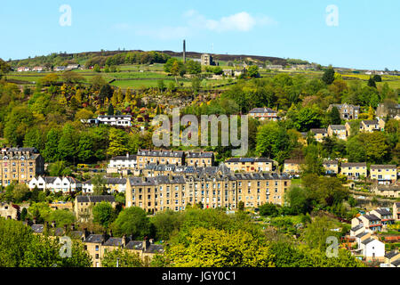 Reihenhäuser am Hang unterhalb der alten Stadtmühle, Hebden Bridge. Stockfoto