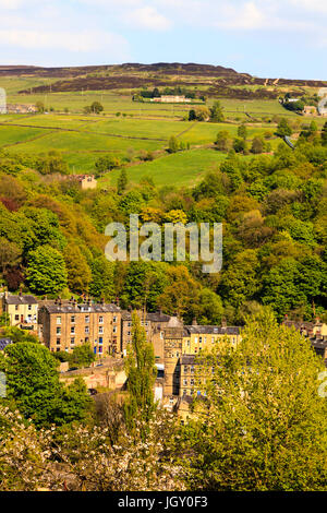 Reihenhäuser am Hang unterhalb der alten Stadtmühle, Hebden Bridge. Stockfoto