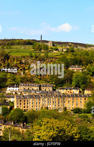 Reihenhäuser am Hang unterhalb der alten Stadtmühle, Hebden Bridge. Stockfoto