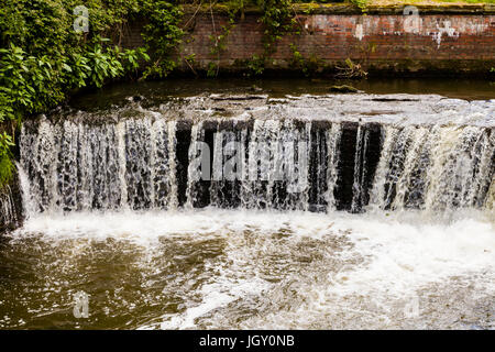 Ein Wehr auf die Calder River in der Nähe von Hebden Bridge, Calderdale West Yorkshire Stockfoto