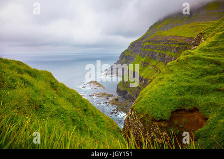 Dramatische Landschaft an einem bewölkten Tag in Färöer Inseln Stockfoto