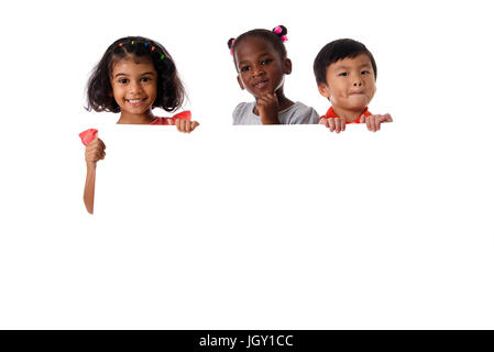 Gruppe von Happy multirassischen Kinder Portrait im Studio mit White Board. Isolierte Stockfoto