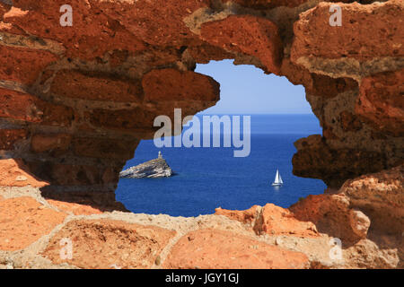 Blick auf das Meer durch Loch in der Wand Stockfoto