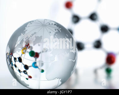Globus mit Molekülmodell Stockfoto