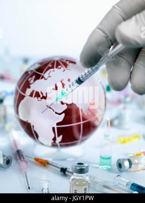 Arzt injiziert Globus mit zeigen, ein Heilmittel für eine globale Pandemie-Impfstoff Stockfoto