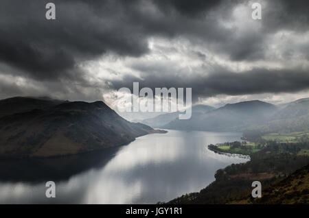 Gewitterwolken über Ullswater See, gesehen von Gowbarrow fiel, The Lake District, Großbritannien Stockfoto