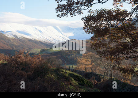 Schneebedeckte Berge oberhalb von Martindale, The Lake District, UK Stockfoto