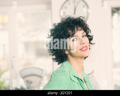 Porträt von geschweiften dunkelhaarige Frau, Blick auf die Kamera zu Lächeln Stockfoto