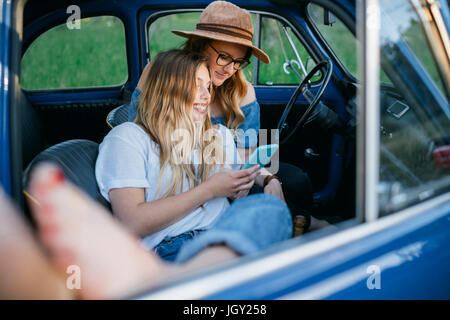 Freunde sitzen im Auto mit digital-Tablette, Florenz, Toskana, Italien, Europa Stockfoto