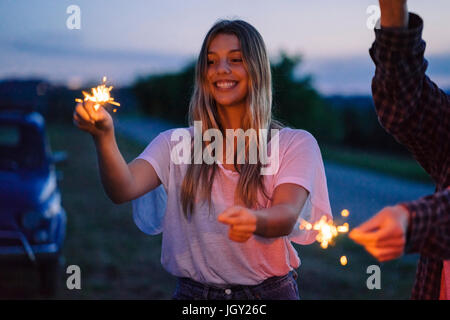 Freunde spielen mit Wunderkerzen Stockfoto