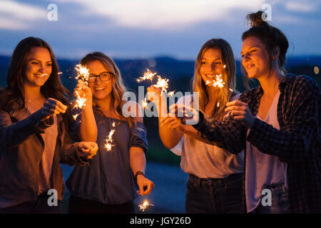 Freunde spielen mit Wunderkerzen Stockfoto