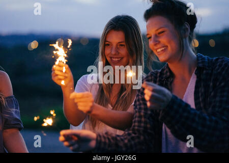 Freunde spielen mit Wunderkerzen Stockfoto