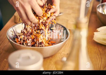 Ansicht der Chef warf Salat mit Händen abgeschnitten Stockfoto