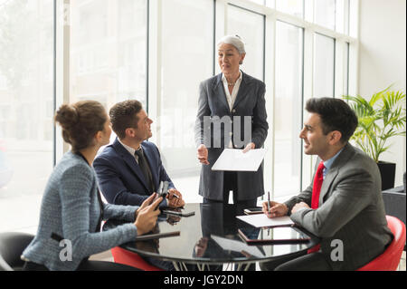 Geschäftsfrau, Business-Team in der Vorstandssitzung zu erklären Stockfoto