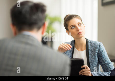 Geschäftsmann und Frau im Büro treffen Stockfoto