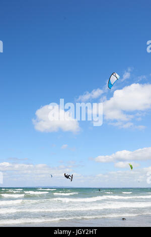 Kitesurfer in der Luft über dem Meer, Hornbæk, Hovedstaden, Dänemark Stockfoto