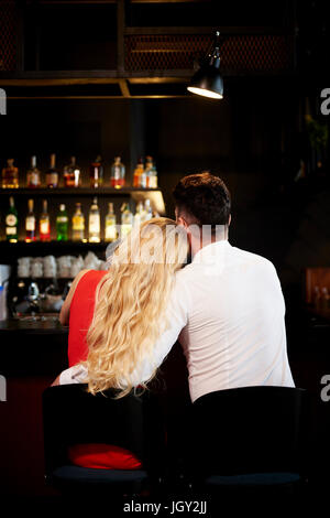 Rückansicht des romantisch zu zweit sitzen an Bar Stockfoto