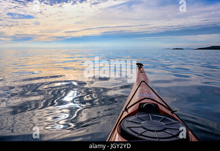 Ein Sea Kayak Position heraus in einer ruhigen, leeren Meer, Anglesey, Wales, Großbritannien Stockfoto