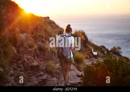 Junge Frau Wandern, hintere Ansicht, Löwen Kopf Berg, Western Cape, Cape Town, Südafrika Stockfoto