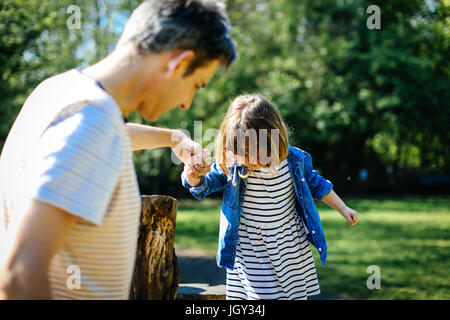 Vater und kleine Mädchen genießen Natur Fuß Stockfoto