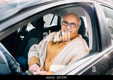 Mann sitzt im Auto Stockfoto