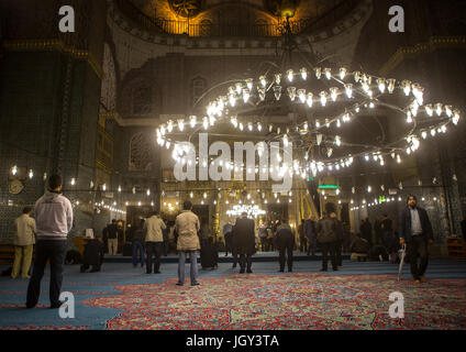 Muslimische Männer beten in neue Moschee Yeni Camii, Marmara-Region, Istanbul, Türkei Stockfoto