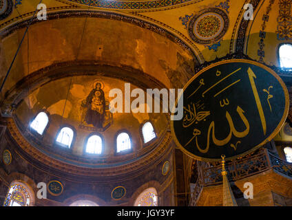 Die islamische Dekoration auf die Kuppeln aus dem Inneren der Hagia Sophia, Sultanahmet, Istanbul, Türkei Stockfoto