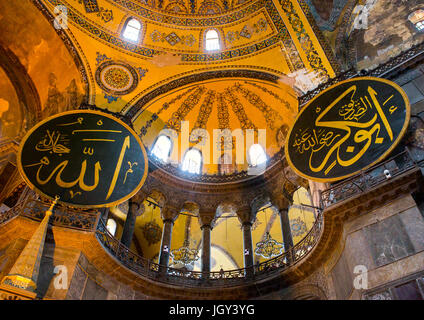 Die islamische Dekoration auf die Kuppeln aus dem Inneren der Hagia Sophia, Sultanahmet, Istanbul, Türkei Stockfoto