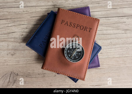 Aufnahme eines Vintage Kompasses auf farbigen Pässe hautnah Stockfoto