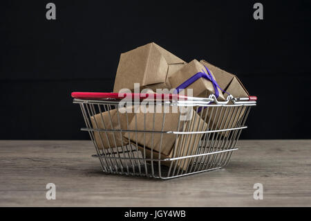 Aufnahme eines Einkaufswagens gefüllt mit Boxen hautnah Stockfoto