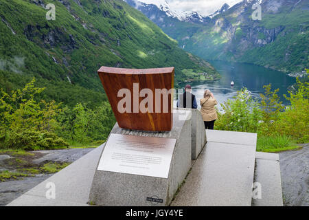 Touristen auf der Suche im Blick auf Geirangerfjord von The Queens Stuhl im Sommer. Geiranger, Sunnmøre Region Møre Og Romsdal Grafschaft, Norwegen, Skandinavien, Stockfoto
