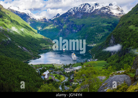Hohen Blick auf Geirangerfjord, umgeben von schneebedeckten Bergen im Sommer. Geiranger, Sunnmøre, Møre Og Romsdal Grafschaft, Norwegen, Scandinavia