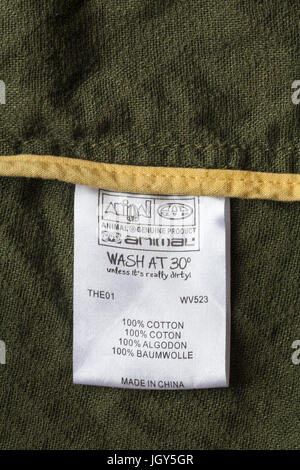 Label in der Kleidung - bei 30 Grad waschen, es sei denn seine wirklich schmutzig 100% Baumwolle Made in China - im UK Vereinigtes Königreich, Großbritannien verkauft. Stockfoto