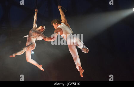 Königin der Luft Dolly Jacobs, Jahrgang 1957, und Partner steigen in den Cirque des Voix an das Smithsonian Folklife Festival in Washington DC, 8. Juli 2017 Stockfoto