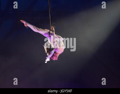 "Königin der Lüfte" Dolly Jacobs, Jahrgang 1957, steigt in den Cirque des Voix an das Smithsonian Folklife Festival in Washington DC, 8. Juli 2017. Cirque Stockfoto