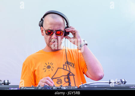 London, Vereinigtes Königreich – 1. Juli 2017: DJ beim London Bridge Sommerfestival in South Bank Amphitheater. Stockfoto