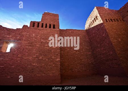 Pecos Nationaldenkmal Ruine in New Mexiko gegen geschwollene Wolken und blauer Himmel Stockfoto