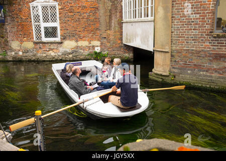 Canterbury historischen River Tour Guide und Passagiere nehmen eine Reise Stocherkahn auf dem Fluss Stour oder Great Stour in der Innenstadt Stockfoto