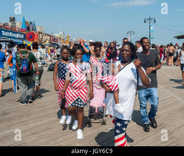 Eine patriotisch gekleidete Familie Spaziergänge auf der Promenade in Coney Island in Brooklyn in New York am Independence Day, Dienstag, 4. Juli 2017.  (© Richard B. Levine) Stockfoto